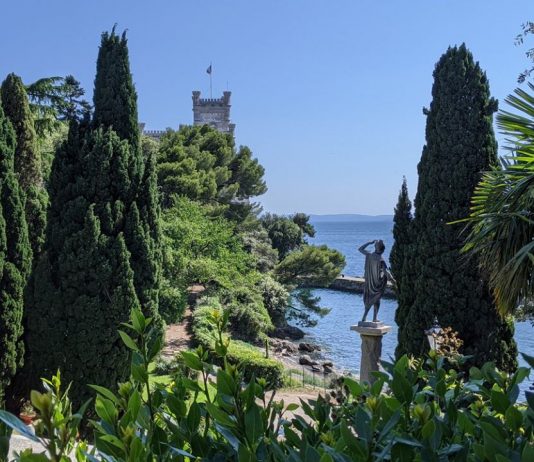 “Learning While Walking” Program Explores Grignano’s Rocky Coastline