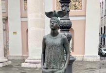 Trieste Dwellers Intrigued By The New Statue In Piazza Della Borsa