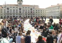Trieste Students Promote Solidarity With A Flash Mob In Piazza Unità