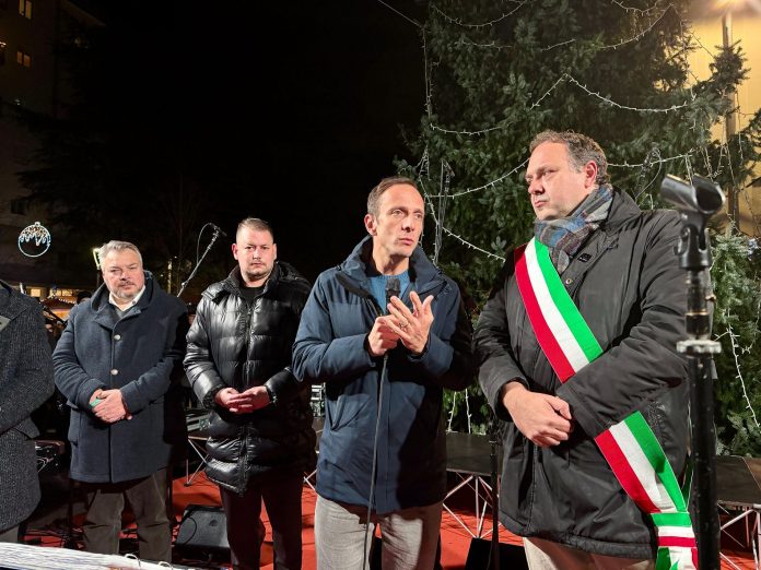 Il governatore Massimiliano Fedriga al microfono oggi a Cormons