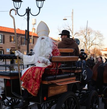 A Horse-Drawn Arrival Ushers in Christmas on the Karst Plateau