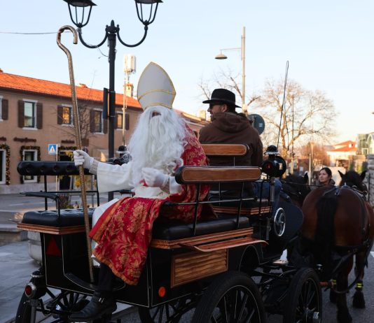 A Horse-Drawn Arrival Ushers in Christmas on the Karst Plateau