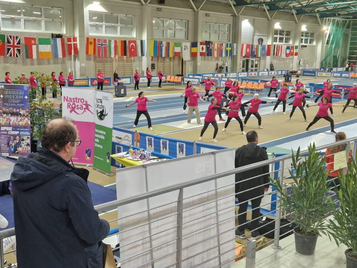La dimostrazione delle atlete coinvolte nel progetto "Nastro rosa"