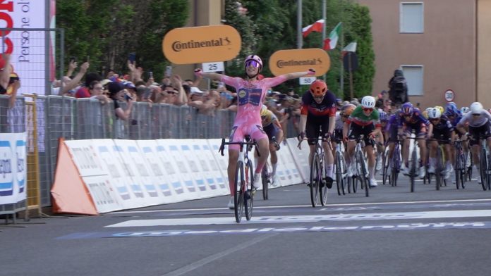 La vincitrice di tappa e maglia rosa Elisa Balsamo